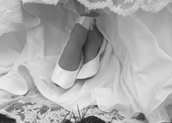 Why you should wear flat shoes on your wedding day