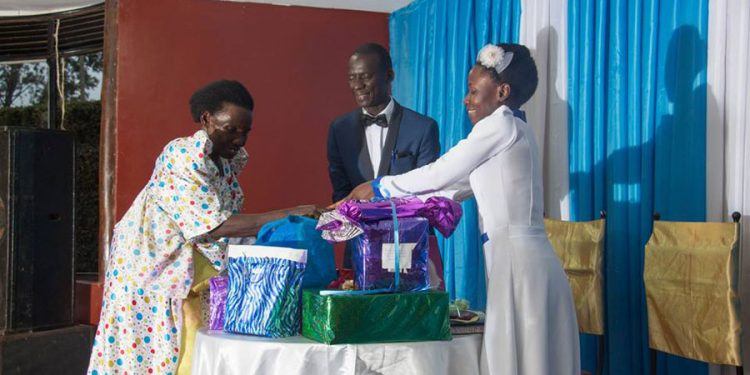 Semondos’ super simple wedding leaves internet talking