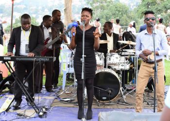 Choosing between an artiste and a band at your wedding