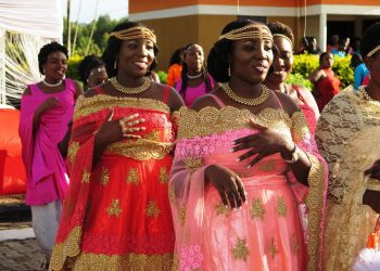 Twins married on the same day met their husbands a few hours apart