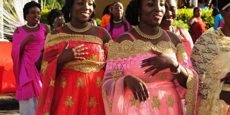 Twins married on the same day met their husbands a few hours apart
