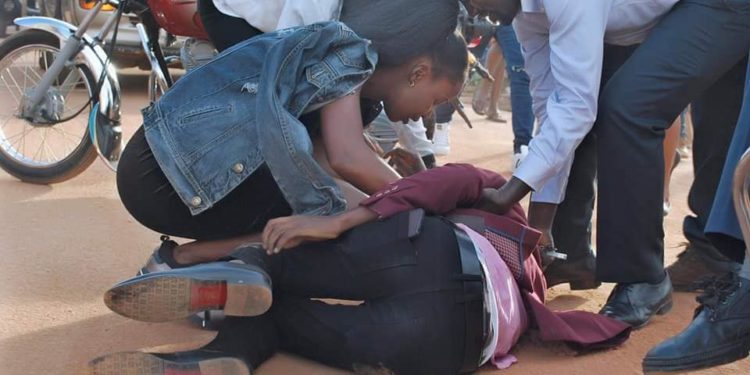 Man feigns attack to make surprise proposal