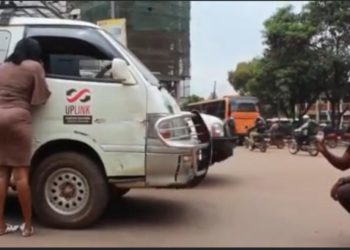 UCU lecturer blocks traffic in Entebbe to propose to girlfriend