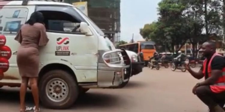UCU lecturer blocks traffic in Entebbe to propose to girlfriend