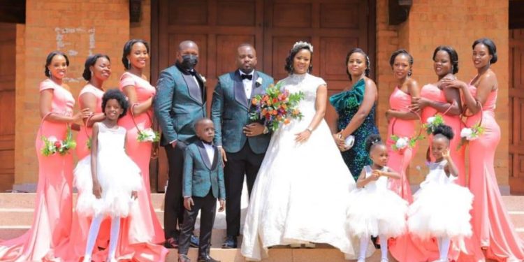 Photos: UCU lecturer who blocked traffic on Entebbe Road to propose to girlfriend weds