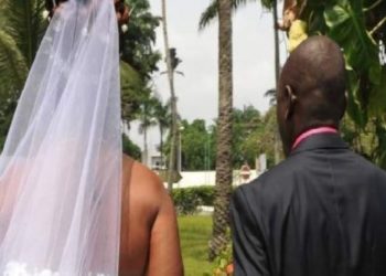 Hungry photographer deletes couple’s pictures