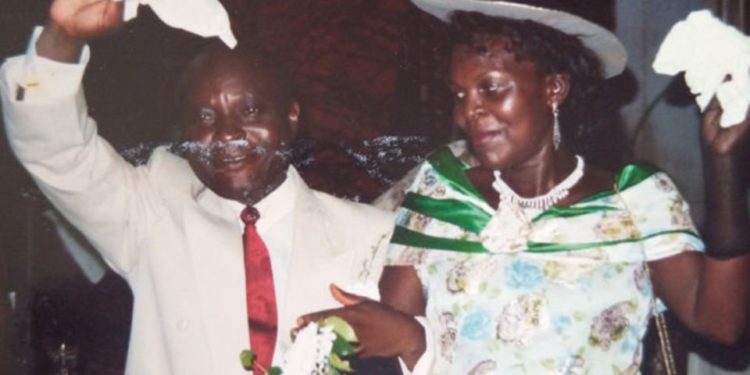 Snacks at our wedding were served in envelopes