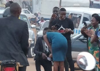 Man blocks traffic as he proposes to girlfriend at Kitintale junction 