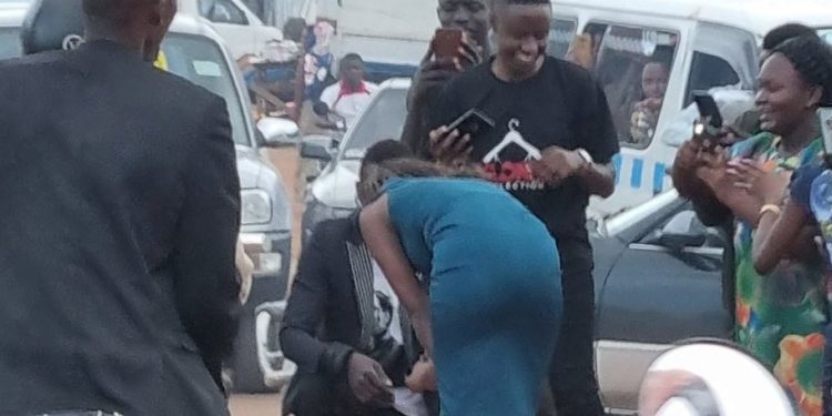 Man blocks traffic as he proposes to girlfriend at Kitintale junction