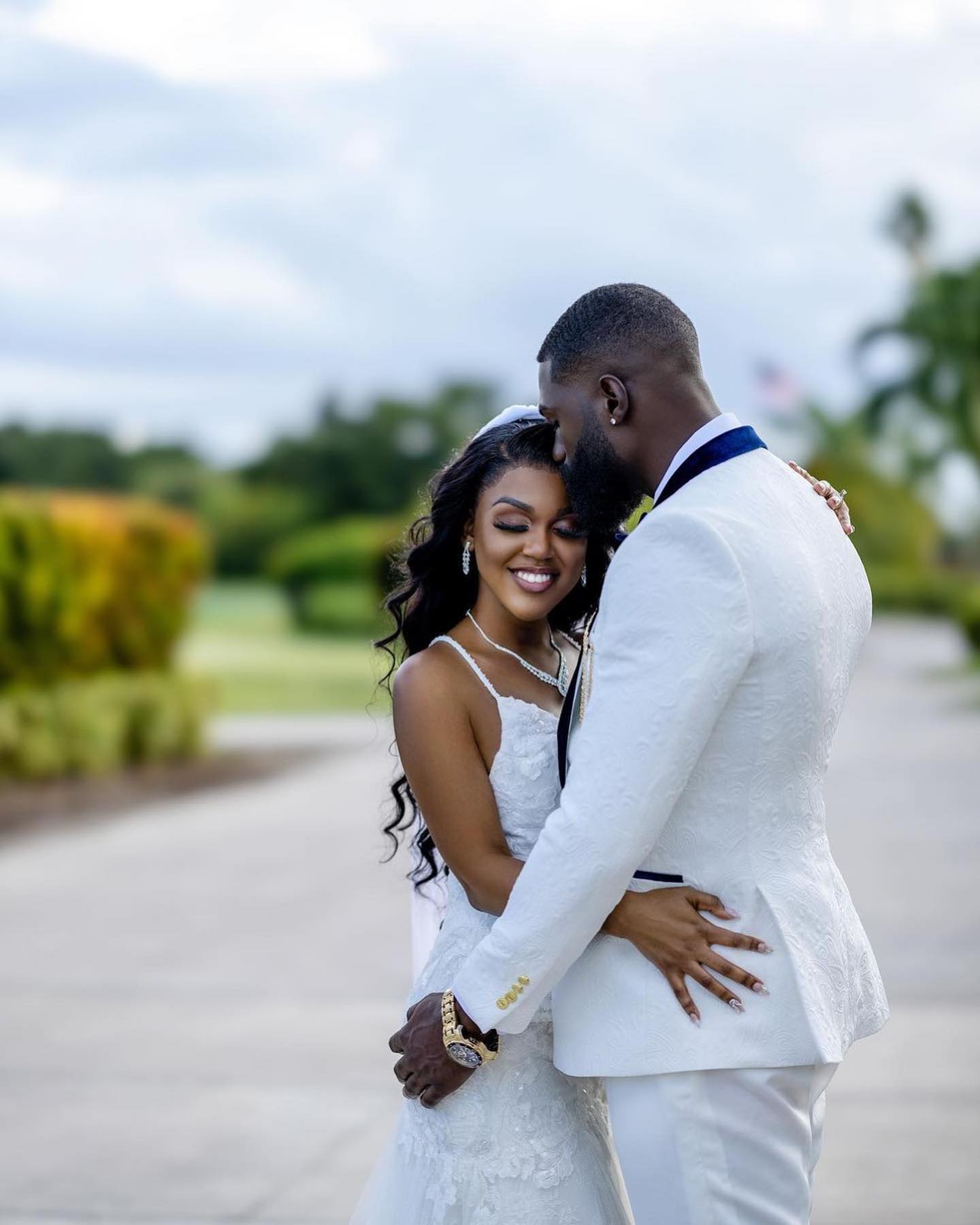 12 Romantic Pre-Wedding Shoot Poses That Make Your Heart Melt