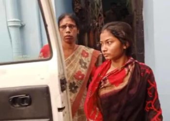 Woman swims from Bangladesh to India to marry internet boyfriend