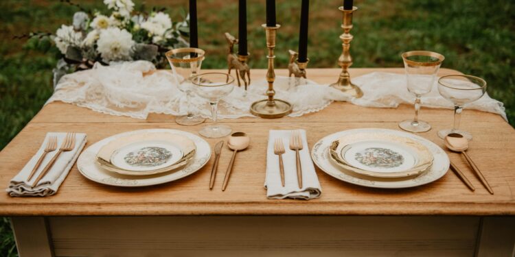 8 colour combinations that always look elegant at weddings